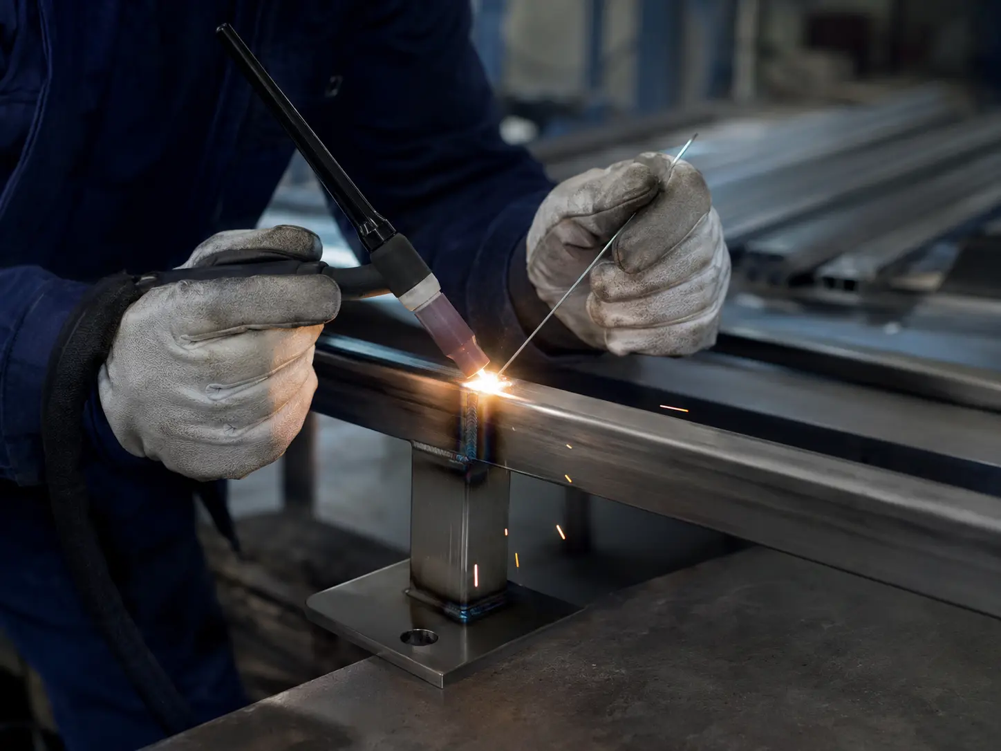 Präzise Schweissarbeit an einer Metallkonstruktion