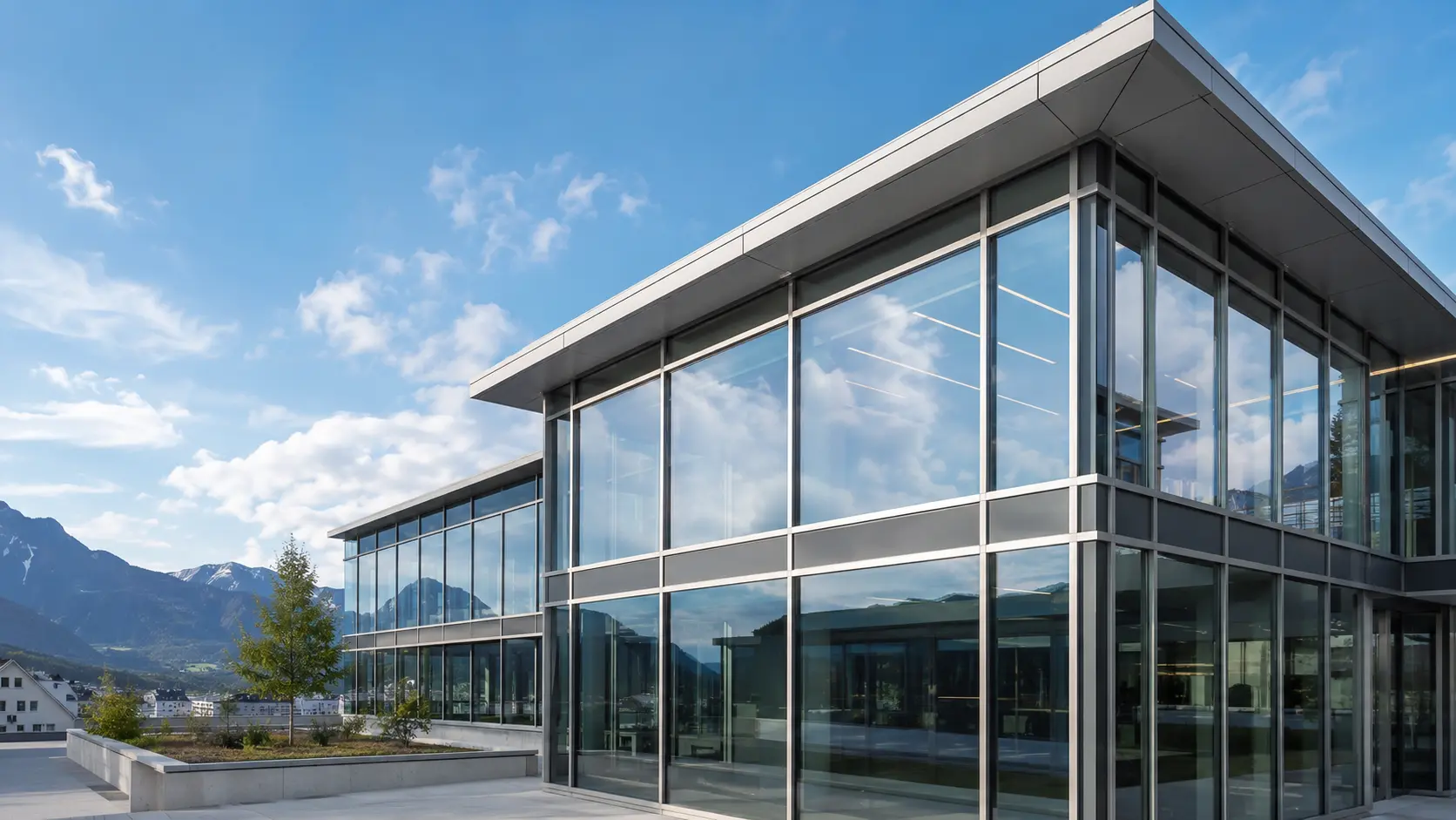 Moderne Aluminium-Glas-Fassade mit präzisem Pfosten-Riegel-Raster